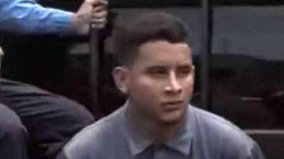 Fotografía que muestra al sospechosos siendo trasladado en una patrulla policial.