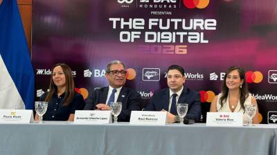 Paola Rietti, Directora Corporativa de Mercadeo y Responsabilidad Social - Televicentro y Emisoras Unidas; Armando Urtecho, Director Ejecutivo del Consejo Hondureño de la Empresa Privada; Raúl Ramírez, Presidente de Ideaworks International en Centroamérica; y Valeria Ríos, Vicepresidente de Estrategia Comercial, Mercadeo y Sostenibilidad BAC Honduras