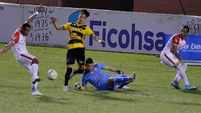Rony Martínez se aprestaba a rematar luego que Perelló dejó el balón en el área chica.