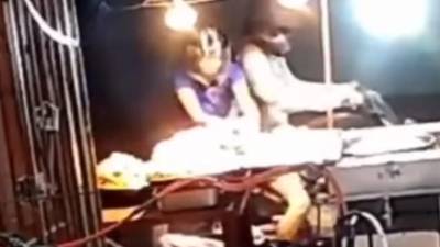 VIDEO: Pareja en moto se roba un pollo frito en Olancho