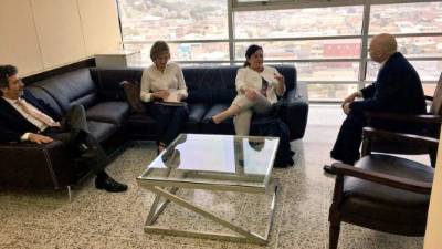 Autoridades de la OEA y el Fiscal General de Honduras, Óscar Chinchilla, reunidos.