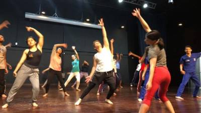 Los jóvenes hondureños practican al lado de los bailarines de Battery Dance.