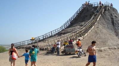 Este volcán está elevado quince metros sobre el nivel del mar.