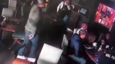 Uno de los sicarios andaba una sudadera gris y jeans y el otro una playera blanca de manga y pantalones de mezclilla.