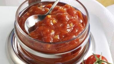 La mermelada de tomate dulce es un rico aperitivo.