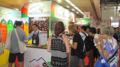 Visitantes prueban las seis muestras de cafés especiales que colocó el Ihcafé en su “stand” de exhibición.