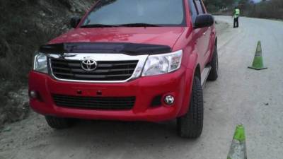 El carro en que se llevaron raptados a los tres hombres fue dejado abandonado.