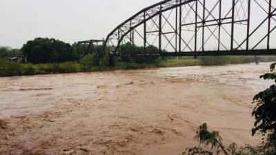 Los bomberos ayudaron a varios ciudadanos que se quedaron varados con las crecidas de los ríos.