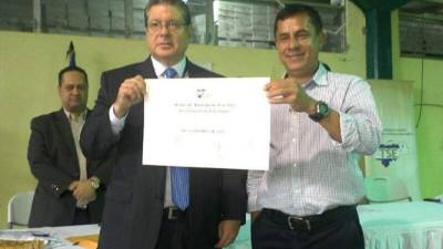 El Tribunal Supremo Electoral entregó este lunes las credenciales a las nuevas autoridades municipales de San Luis, Comayagua, tras la segunda vuelta electoral del 12 de julio.