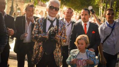 El director creativo de Chanel, Karl Lagerfeld, asiste al primer desfile de la casa de moda Chanel en La Habana (Cuba), hoy 3 de mayo de 2016. EFE
