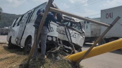 Así quedó el bus que se estrelló en el semáforo de Choloma.