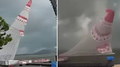 Momento exacto de la caída del árbol de Navidad.