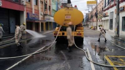 Por varias horas, los empleados municipales y bomberos trabajaron en la limpieza y desinfectando las calles. Fotos: José Cantarero.