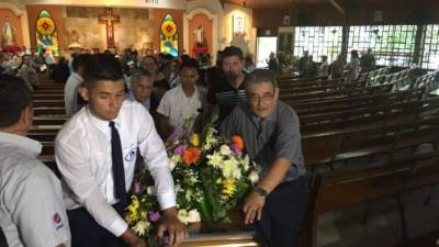 Amigos y familiares durante la misa.
