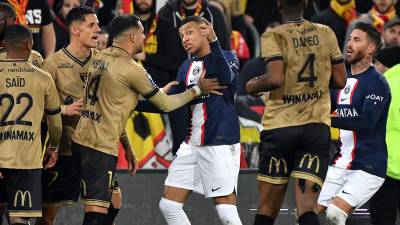 Kylian Mbappé reclamando al defensa argentino Facundo Medina.