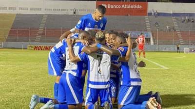 Los jugadores del Victoria celebran el gol de la remontada marcado por Alexy Vega contra la Real Sociedad.