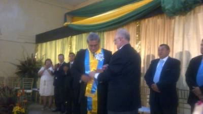 El alcalde de Choloma, Leopoldo Crivelli, recibe bastón de mando.