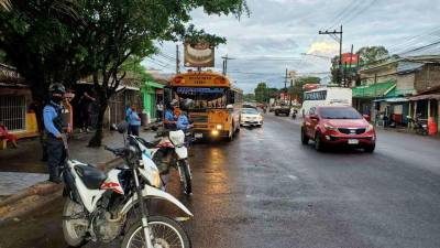 Pocas rutas interurbanas se atreven a trabajar en La Ceiba, aun con las amenazas de extorsionadores, mientras agentes de la Dipampco combaten el delito.