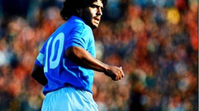 Sobre la vida de Diego Armando Maradona hay varios datos imperdibles, ya que fue quizás la persona más polémica y a la vez más querida en la historia del fútbol.1. El astro del fútbol comenzó su carrera profesional a los 15 años, con el equipo Argentinos Juniors.