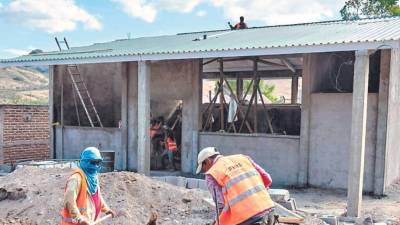 Albañiles haciendo trabajos de construcción en una escuela | Fotografía de archivo