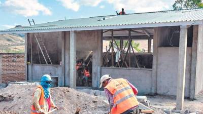 Albañiles haciendo trabajos de construcción en una escuela | Fotografía de archivo