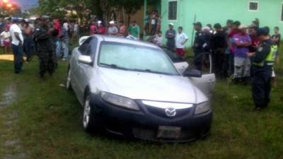 El turismo en que se conducían las víctimas quedó estacionado a un lado de una calle de la colonia Los Maestros en la ciudad de Tocoa.