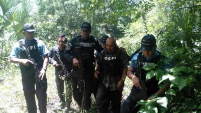 El funcionario de Hondutel al momento de ser rescatado.