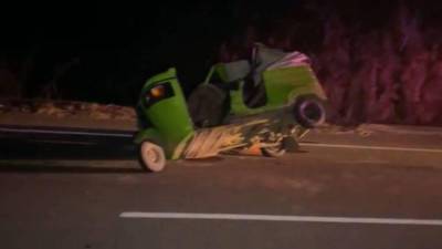 La mototaxi quedó volcada en la carretera.