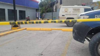 El joven guardia quedó tendido fuera del local donde trabajaba.