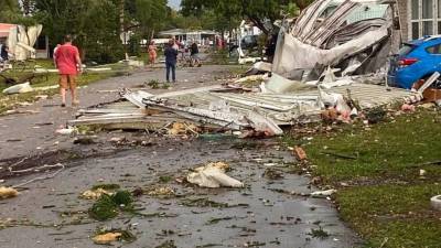 Decenas de residencias quedaron inhabitables tras el paso de un tornado por el sur de Florida.