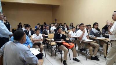 Los padres de familia, docentes y estudiantes de varios centros educativos del país, lograron importantes acuerdos tras reunirse con autoridades de la Secretaría de Educación.