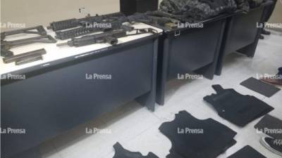 Un arsenal de armas e indumentaria de uso militar fueron presentados por las autoridades como evidencia contra los sospechosos.