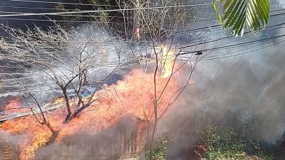 Vista del incendio en el barrio Cabañitas.