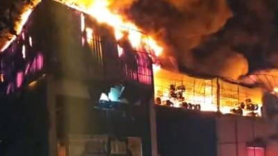 Vista del voraz incendio en el negocio de distribución de llantas en Danlí.