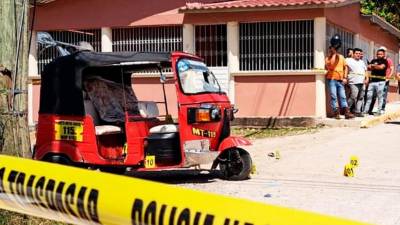 La mototaxi en que se conducían las tres personas.