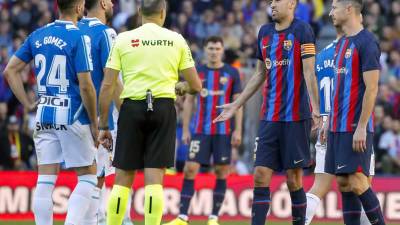 Sergio Busquets protesta la expulsión de su compañero Jordi Alba ante el árbitro Mateu Lahoz.