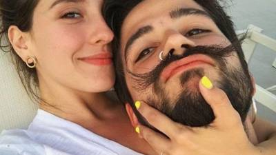 Los cantantes Camilo y Evaluna.