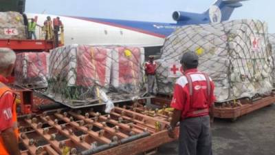 Momentos en que la ayuda era recibida por miembros de la Cruz Roja de Venezuela. Foto Venezuela al día.