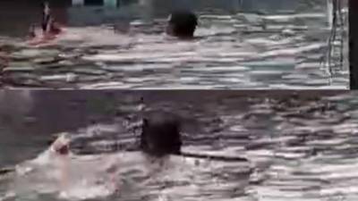 Momentos en que el hombre se lanza a la calle inundada a nadar como si fuera río.