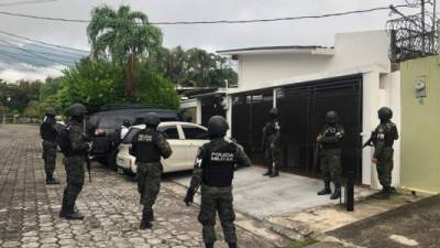 Agentes hondureños durante la ejecución del operativo.