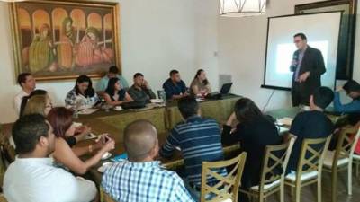 Los aspirantes en un taller.