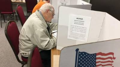 Keith Johnson, 85 años, cuando votaba en Wisconsin.