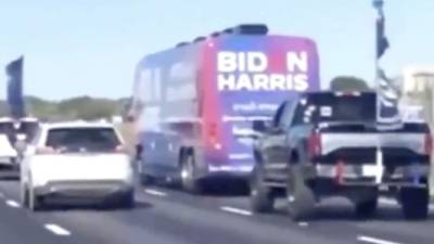 Un autobús de la campaña de Biden fue rodeado por camionetas todoterreno conducidas por seguidores de Trump en una autopista de Austin./Twitter.