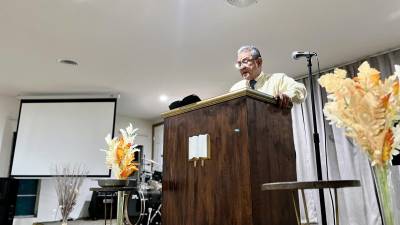 El pastor Rubén Grijalva da un sermón el miércoles 23 de octubre de 2024 en la iglesia evangélica que lidera, al nordeste de Houston, Texas (EE.UU.). EFE/Alejandra Arredondo