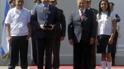 El presidente de Honduras, Juan Orlando Hernández a su llegada a San Salvador fue recibido con honores.