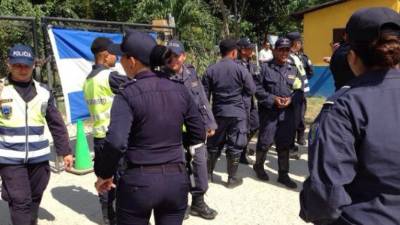 Los policías y personal administrativo protestan porque la Secretaría de Seguridad les adeuda dos meses de su salario y no les dieron el aumento ofrecido.