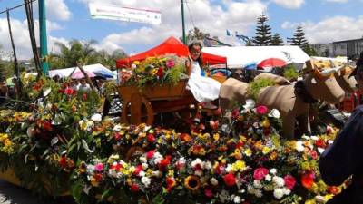 El acto es muy colorido por la variedad de flores.