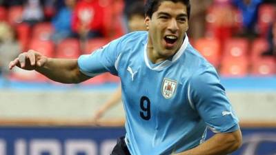 Luis Suárez, de la selección de Uruguay, remata de chilena en el partido de la Copa América ante Argentina, el viernes 18 de junio de 2021, en Brasilia (AP Foto/Eraldo Peres)