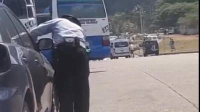 VIDEO: Guardia puncha llanta de carro estacionado en la terminal de SPS