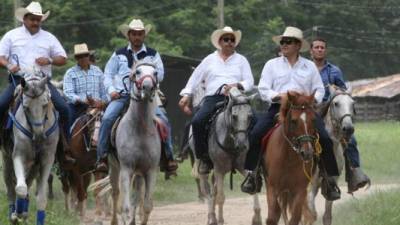 El presidente Juan Orlando Hernández cabalgó ayer junto con ganaderos y empresarios.